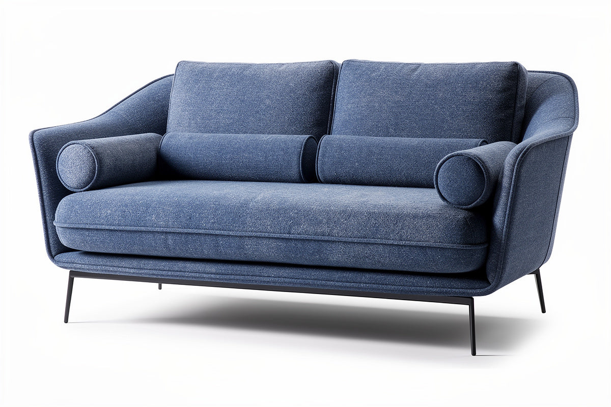 Stylowy niebieski sofa z poduszkami, nowoczesny design i metalowe nogi.